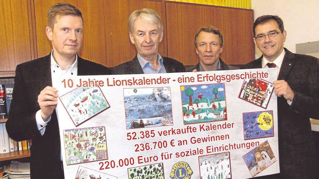 Stolz präsentierten die Lions die Bilanz aus zehn Jahren Adventskalender-Verkauf. Über die beeindruckenden Zahlen freuen sich (von links): Marc Heyder (zuständig für den Druck), Dr. Gerhard Proske (Präsident Lions-Hilfswerk), Gerdt Rubel (Pressebeauftragter) und Dr. Klaus Welschof (unter anderem zuständig für das Projekt Klasse 2000).© Beil