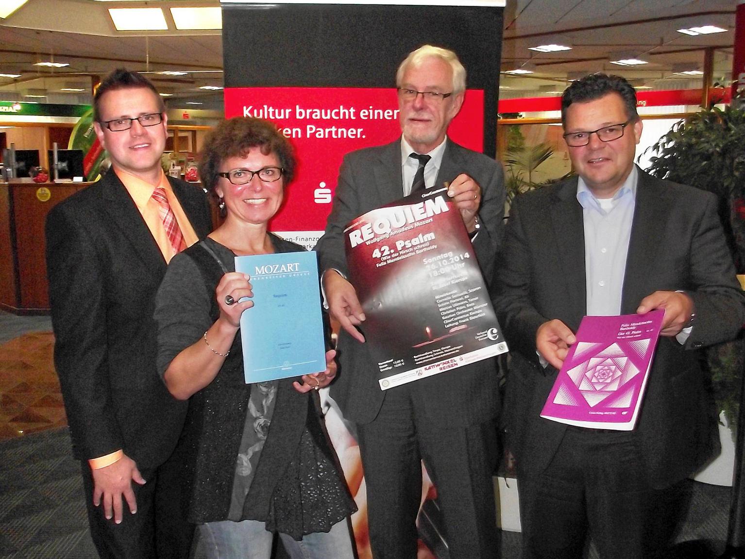 Cantamus-Vorsitzender Ralf Nebel (2. von rechts), die Chor-Vorstandsmitglieder Christoph Gebauer (rechts) und Verena Welschof sowie Arnd Clever, Marketingleiter bei der Sparkasse Kierspe-Meinerzhagen, freuen sich bereits auf das Konzert.© Rieder