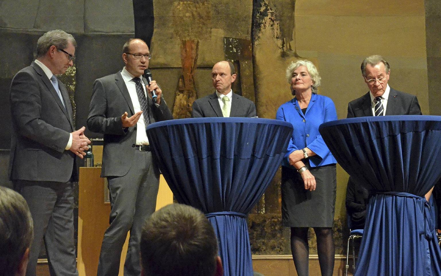 Franz Müntefering (von rechts), Petra Crone, Bürgermeister Frank Emde und der Vorstand des Evangelischen Pertheswerkes Rüdiger Schuch stellten sich unter der Leitung von Clemens Wieland nach den Vorträgen einer kurzen Diskussion.© Müller