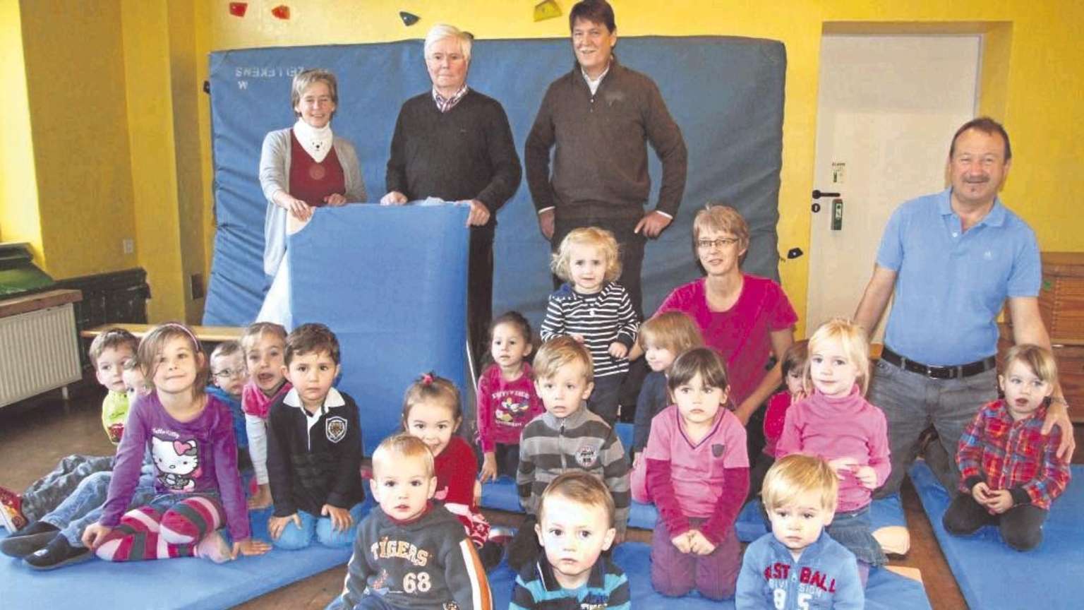 Jugendzentrumsleiterin Silke Stöhr mit Günter Frense und Hans-Werner Stellberg vom Lions-Club bei der Übergabe der neuen Sportmatten. Darüber freuen sich vor allem die Kinder sehr.© vom Hofe