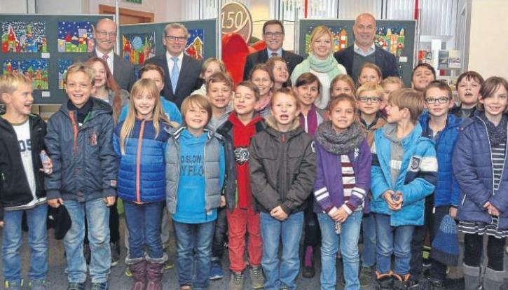 Die jungen Künstler der Klasse 3b der Pestalozzischule waren natürlich bei der Ausstellungseröffnung in der Sparkasse dabei.